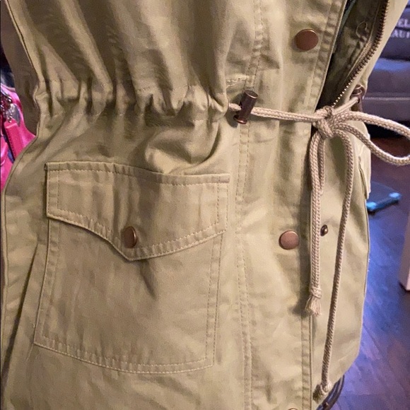 Cargo Vest with hood - Picture 3 of 3